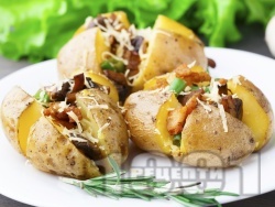 Пълнени печени цели картофи с гъби кралска печурка, пресен лук, масло и бекон на фурна - снимка на рецептата Пълнени печени цели картофи с гъби кралска печурка, пресен лук, масло и бекон на фурна - снимка на рецептата